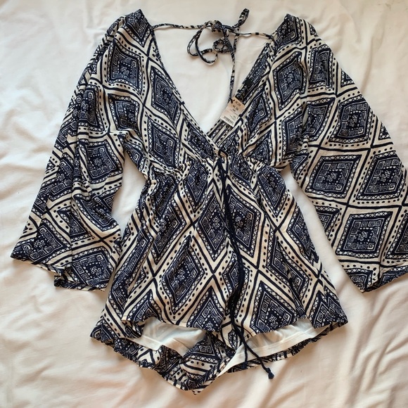 AKIRA Pants - Akira Blue & White Print V-neck Romper Size Small